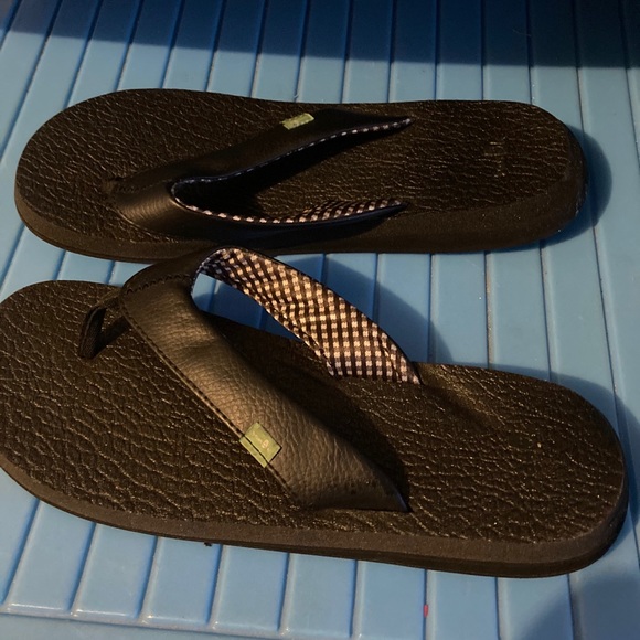 Sanuk Black Flip Flops Size 8 - Picture 2 of 3